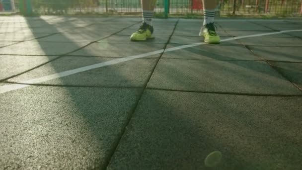 Kryvyi Rih Ukraine - 01.05.2021男子运动员训练，操场上的篮球慢了4k 100fps — 图库视频影像
