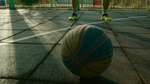 Kryvyi Rih Ukrajina - 01.05.2021 chlap atlet trénink s basketbalem na hřišti pomalé mo 4k 100fps — Stock video