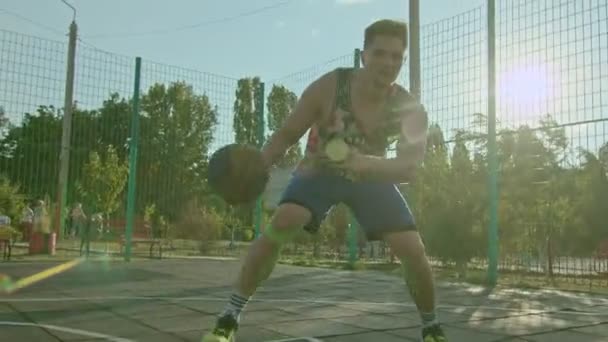 Kryvyi Rih Ucrania - 01.05.2021 chico atleta de entrenamiento con un baloncesto en el patio de recreo lento mo 4k 100fps — Vídeo de stock