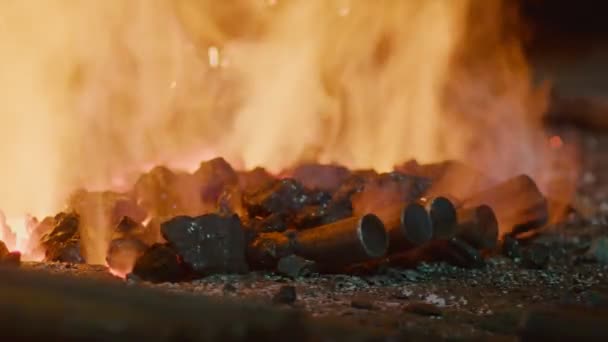 Una forja herrería arde en la forja — Vídeo de stock