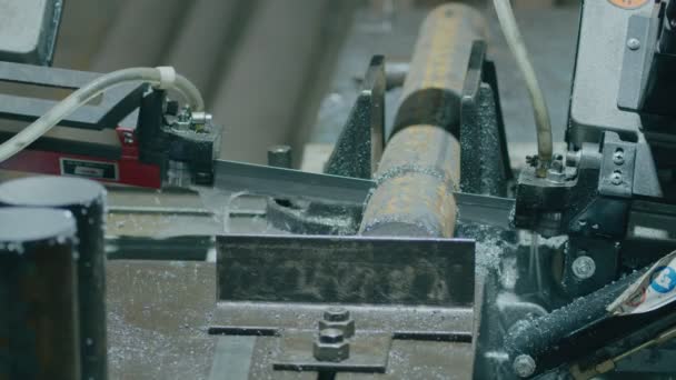 Těžký průmysl, stroj s elektrickou pilou řeže kovové tyče pro další výrobu dílů z nich — Stock video