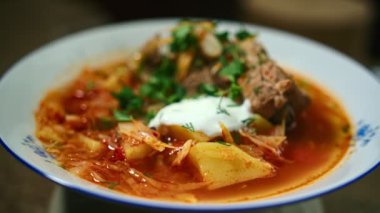 Ulusal Ukrayna yemeği çorbası, sunum, ışıkla oynamak. 120 fp