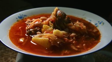 Ulusal Ukrayna yemeği çorbası, sunum, ışıkla oynamak. 120 fp