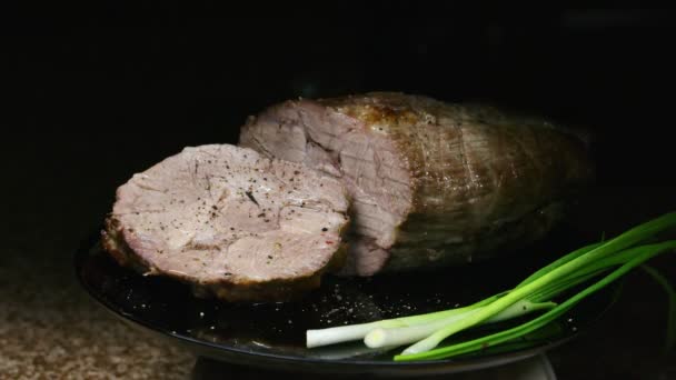 Carne con cebolla en una presentación de plato negro, jugar con la luz — Vídeo de stock