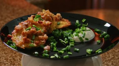Krep, rendelenmiş patates yemeği, Belarus yemeği, ekşi krema ve otlarla birlikte, tabağın sunumu.