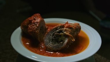 Mantarlı köfte. bir plaka üzerinde sunum, ışık ile oynamak, yavaş çekim video