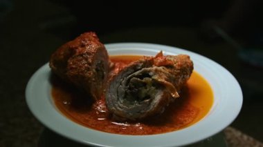 Mantarlı köfte. bir plaka üzerinde sunum, ışık ile oynamak, yavaş çekim video