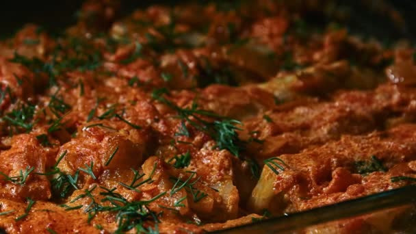 Parçalanmış et güveci lahana yaprakları şeklinde ve tabakta, ışıkla oynayın, yemeğin sunumunu yapın. — Stok video