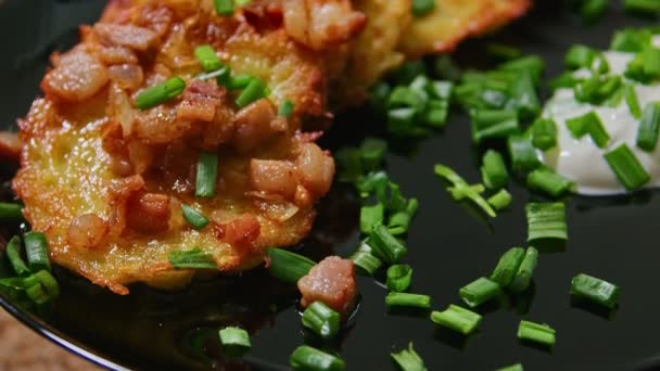 팬케이크 , 으깬 감자 요리 , 벨 라루스 요리, 신 크림 과 향료 식물, 그 요리의 제공 — 비디오