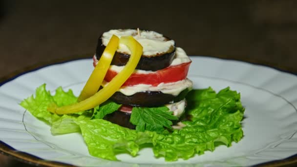 Sallad svärmor tunga, en skål aubergine, peppar, med majonnäs, presentation, lek med ljus — Stockvideo