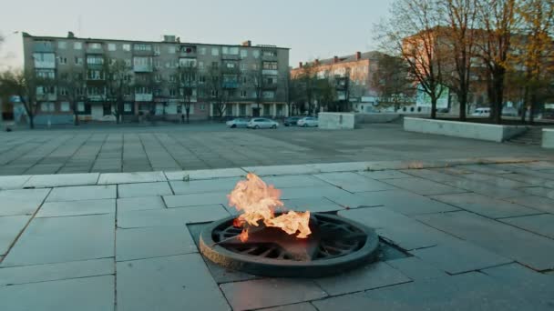 Eeuwige Vlam - symbool van overwinning in de Tweede Wereldoorlog. Brandende eeuwige vlam en ster bij massagraf van soldaten... langzame bewegingen. — Stockvideo