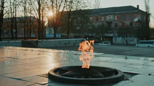 Ewige Flamme - Symbol des Sieges im Zweiten Weltkrieg. Brennende ewige Flamme und Stern am Massengrab der Soldaten — Stockvideo