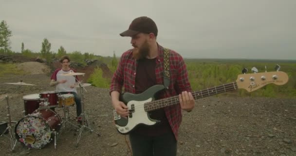 Kryvyi Rih, Ucrânia - 05.23.2021 banda de rock toca música na zona industrial, zona tecnogênica, depósito de minério de ferro, ProRes 422HQ slow mo, bmpcc4k — Vídeo de Stock