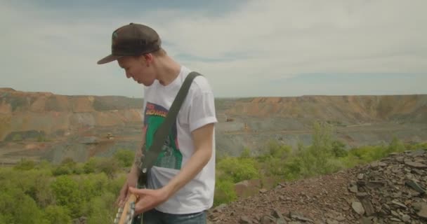 Kryvyi Rih, Ukraine - 05.23.2021 rock band plays music in the industrial zone, technogenic zone, iron ore dump, ProRes 422HQ slow mo, bmpcc4k — Video