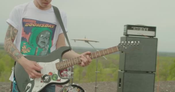 Kryvyi Rih, Ukrayna - 05.23.2021 Rock grubunun gitaristi endüstriyel bölgede çalıyor, demir cevheri dökümü ProRes 422 slow mo, bmpc4k — Stok video