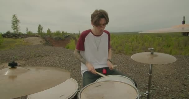 Kryvyi Rih, Ukraine - 05.23.2021 a drummer plays in the industrial zone, iron ore dump ProRes 422 slow mo, bmpcc4k — 图库视频影像