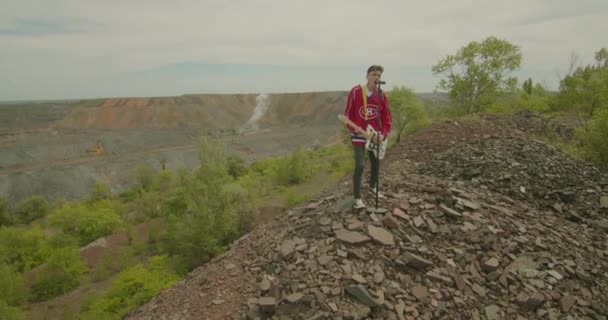 Kryvyi Rih, Ukraine - 05.23.2021 the vocalist of a rock group sing in an industrial zone, iron ore dump ProRes 422 slow mo, bmpcc4k — 图库视频影像
