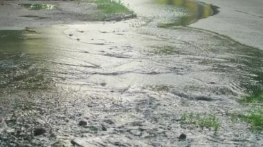 Kuyudan akan su. Su tedarik sisteminde büyük bir buluş. Kanalizasyon. Prores 422, bmpc4k