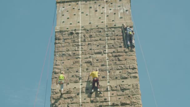 Kryvyi Rih, Ukraina - 05.23.2021 en bergsklättrare klättrar ett stenställ, en pelare av en gammal bro, en gammal klättrare hockey ProRes 422, bmpcc4k — Stockvideo
