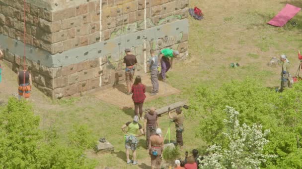 Kryvyi Rih, Ucrânia - 05.23.2021 um escalador de rocha sobe um suporte de pedra, uma coluna de uma ponte velha, um velho hóquei de alpinistas ProRes 422, bmpcc4k — Vídeo de Stock