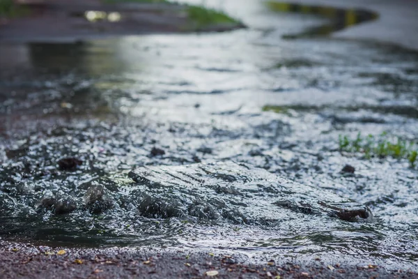 Uitstroom van water uit een put. Doorbraak van het watervoorzieningssysteem. Riolering. Stockfoto