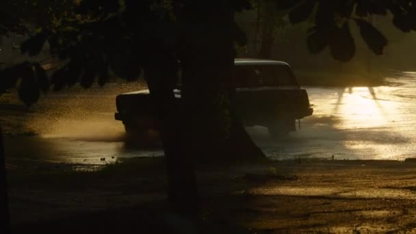 El coche pasa. Salida de agua del pozo. Avance del sistema de suministro de agua. Alcantarillado. prores 422, bmpcc 4k — Vídeos de Stock