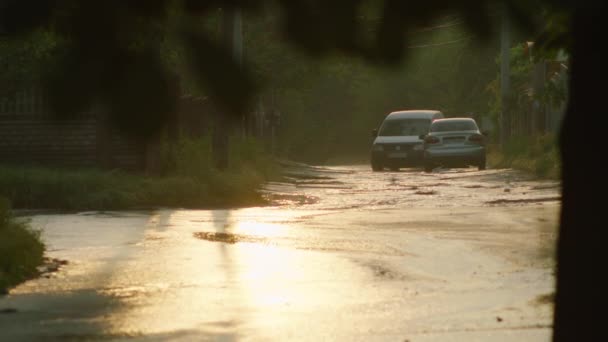 La macchina passa. Deflusso di acqua dal pozzo. Sfondamento del sistema di approvvigionamento idrico. Rete fognaria. proporzioni 422, bmpcc 4k — Video Stock