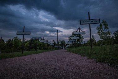 Kayıp köylerin anısına bir anıt. Çernobil kazasından sonra köyler terk edildi. Yerleşim yerlerinin isimlerinin yazılı olduğu plaklar