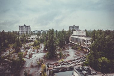 Pripyat, Ukrayna - 19 Ağustos 2017: Terk edilmiş Pripyat kentinin merkez meydanına bakın.