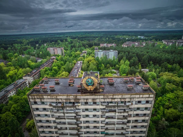 Pripyat, Ukraine - August 19, 2017: View to the central square of abandoned town Pripyat. — Stock Photo, Image