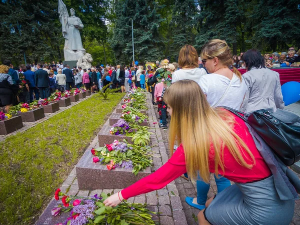 Kryvyi Rih, Ukrayna - 05.09.2021: 9 Mayıs Zafer Bayramı 'nda kimliği belirsiz gaziler Zafer Anıtı' na çiçek bıraktı, — Stok fotoğraf