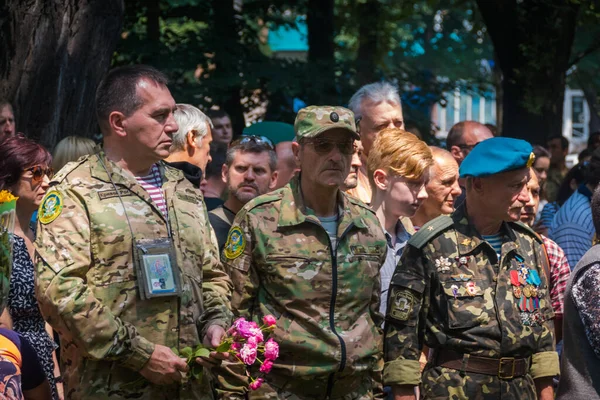 Krivoy Rog, Ucrânia - 18 de maio de 2020: Um homem com flores perto do memorial para soldados caídos - defensores da Ucrânia enquanto honram a memória dos mortos nas batalhas por Debaltseve. — Fotografia de Stock