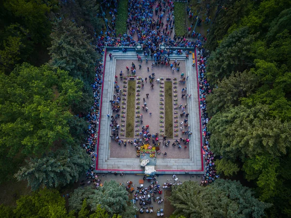우크라이나, 크리 비이 리 - 05.09.2021: 5 월 9 일 승리의 날 기념식에서 확인되지 않은 참전 용사들 이 빅토리 기념비에 꽃을 놓고 있다, 스톡 이미지