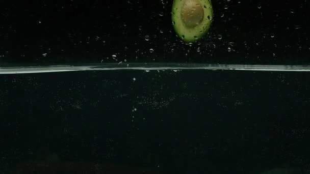 Avocado und Tomate tauchen ins Wasser, Zeitlupe, prores 422, bmpcc4k — Stockvideo