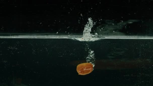 Tomat störtar i vatten, slow motion, prores 422, bmpcc4k — Stockvideo