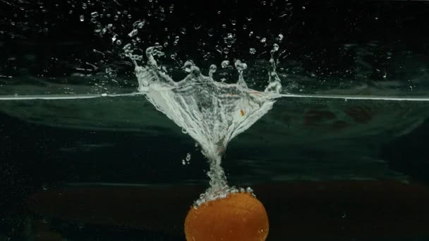 Naranja se sumerge en el agua, cámara lenta, prores 422, bmpcc4k — Vídeos de Stock