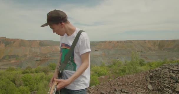 Kryvyi Rih, Ukraine - 05.23.2021 the guitar arist of the rock band plays in the industrial zone, iron ore dump ProRes 422 slow mo, bmpcc4k — 图库视频影像