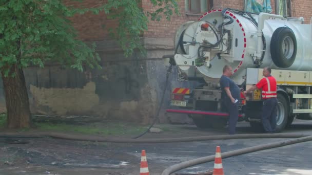 Krivoy Rog, Ukraina - JUNI 08. 2021: ett reparationsteam tar bort en blockering i avloppet som har orsakat översvämning av flera gator Prores422, bmpcc4k slowmo — Stockvideo