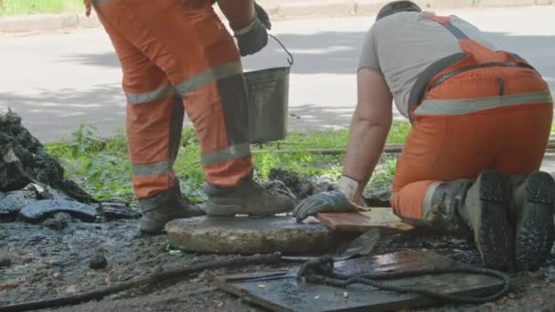 Krivoy Rog, Ukraina - JUNI 08. 2021: ett reparationsteam tar bort en blockering i avloppet som har orsakat översvämning av flera gator Prores422, bmpcc4k slowmo — Stockvideo