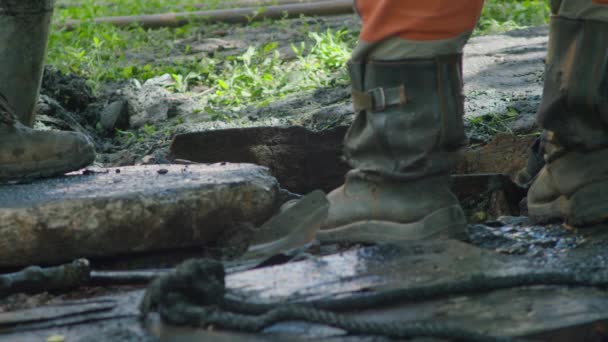 Krivoy Log,ウクライナ- 6月08日.2021:修復チームは、いくつかの通りの洪水を引き起こした下水道の閉塞を削除しますProres422, bmpcc4k低速 — ストック動画
