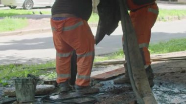 Krivoy Rog, Ukrayna - Haziran 08. 2021: Bir onarım ekibi kanalizasyondaki bir tıkanıklığı kaldırdı. Bu da Prores422, bmpc4k yavaşlayan caddelerin sular altında kalmasına neden oldu.