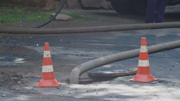 Krivoy Rog, Ucrania - JUNIO 08. 2021: un equipo de reparación elimina un bloqueo en la alcantarilla que ha causado inundaciones en varias calles Prores422, bmpc4k slow — Vídeo de stock