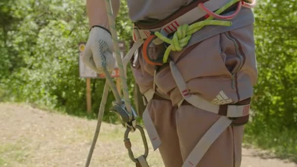 Kryvyi Rih, Ucraina - 05.23.2021 un arrampicatore arrampica su uno stand di pietra, una colonna di un vecchio ponte, un vecchio scalatore hockey ProRes 422, bmpcc4k — Video Stock