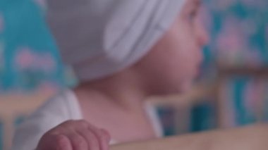 Küçük çocuk annesine bakar, dünyayı öğrenir, sadece ayakta durmayı öğrenir, beşiğe tutunur, prores422, bmpc4k