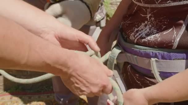 Kryvyi Rih, Ukraine - 05.23.2021 rock climber tying a knot for a harness, old climber ProRes 422, bmpcc4k — 图库视频影像