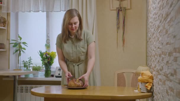 Рекламные снимки, девушка испекла хлеб, она режет его ножом, ломает его руками, нюхает, пахнет замечательно. ассоциация с детством и родительским домом. Prores422. — стоковое видео