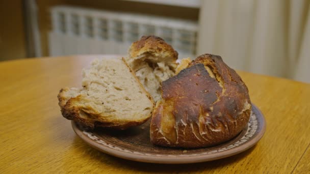 市販のショット、焼きたてのパン、ナイフで切り、手でこすり、嗅ぎ、素晴らしい匂いがする。子供時代と親の家との関係です。Prores422. — ストック動画