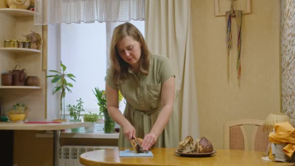 Коммерческие кадры, молодая девушка режет хлеб ножом, раздает сэндвич с маслом и наливает мед, танцует и ест сэндвич, улыбается в камеру. Prores422 — стоковое видео