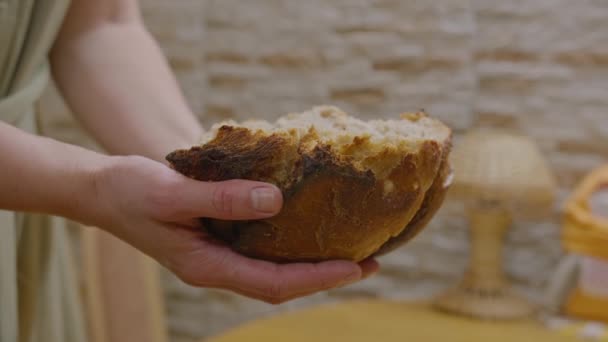 市販のショット、焼きたてのパン、ナイフで切り、手でこすり、嗅ぎ、素晴らしい匂いがする。子供時代と親の家との関係です。Prores422. — ストック動画