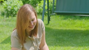 Yazın genç bir kız bir köpekle bahçede oynar, yalarken ve eğlenirken onu çizer. Prores422.